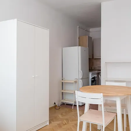 Zelazna Classy Nest By Bookinghost * Warszawa