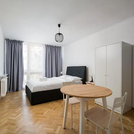Zelazna Classy Nest By Bookinghost Warszawa
